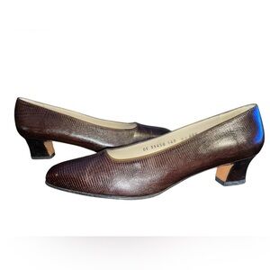 Salvatore Ferragamo Elegant Brown Women's Vintage Pumps
Size 8.5 AAA